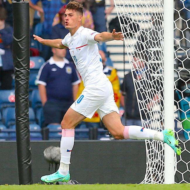  柏林联合定位球配合精妙，头槌破门定乾坤